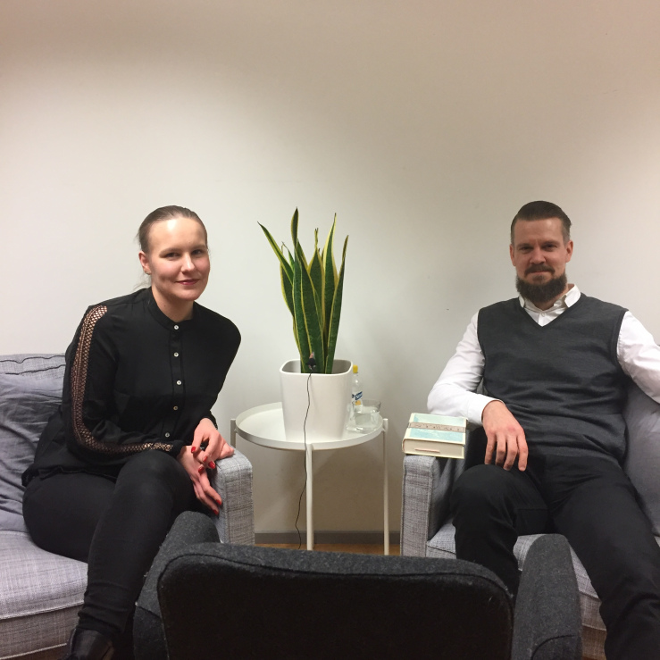 Siiri Kärkkäinen – Kumpi on enemmän väärin, kirjan kuuntelu vai&nbsp;lukeminen?